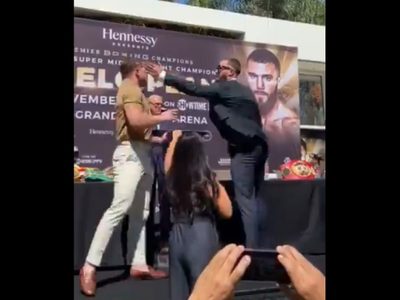 "Canelo" y Caleb Plant se lanzan golpes en conferencia previa a su pelea