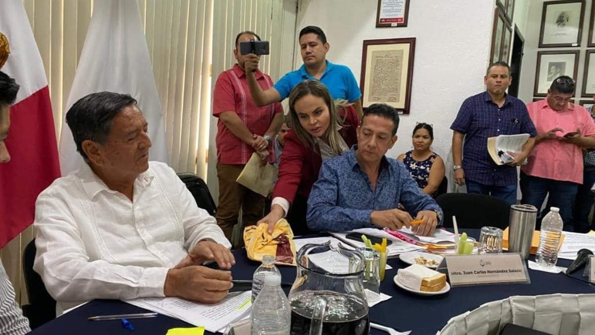 En una reunión de Cabildo, la regidora Carla Esparza entregó al alcalde un sobre amarillo