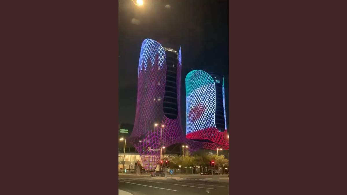 Qatar ilumina edificios con la bandera de México