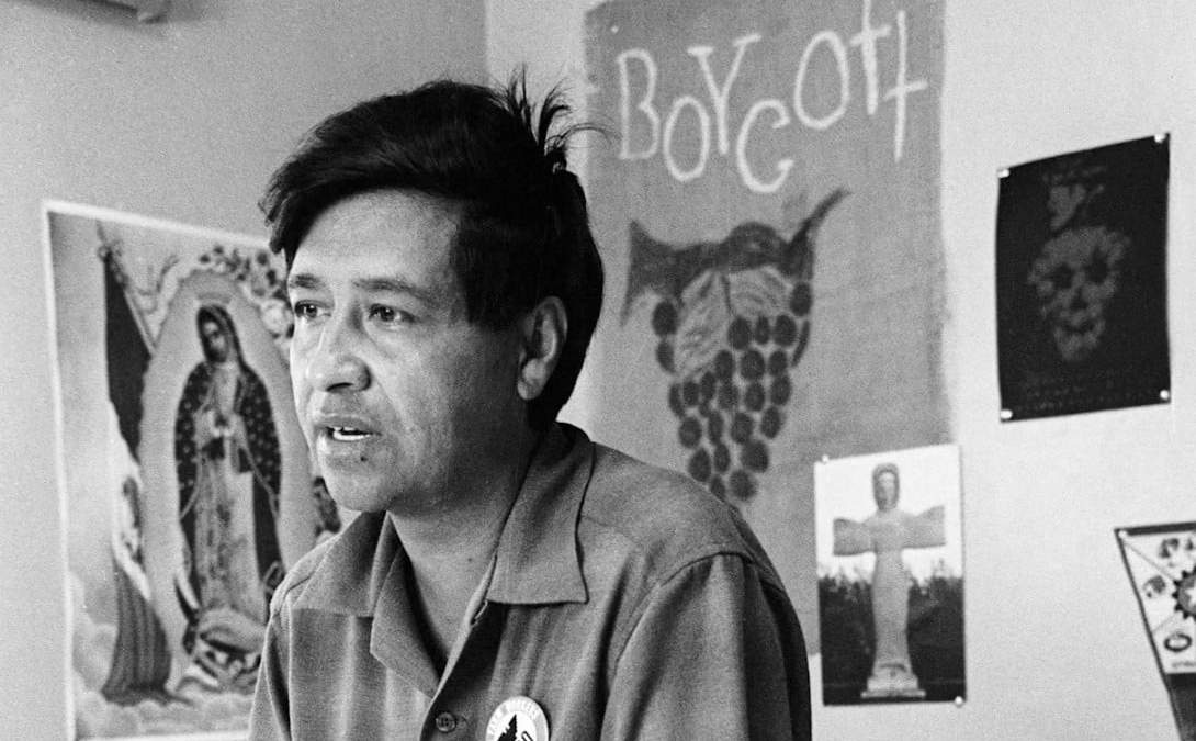 César Chávez, un trabajador agrícola, organizador laboral y líder de la huelga de la uva de Delano, California, fotografiado en 1965 en una oficina de California