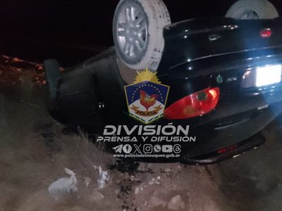 Manejaba muy borracho y protagonizó un curioso vuelco en Plottier