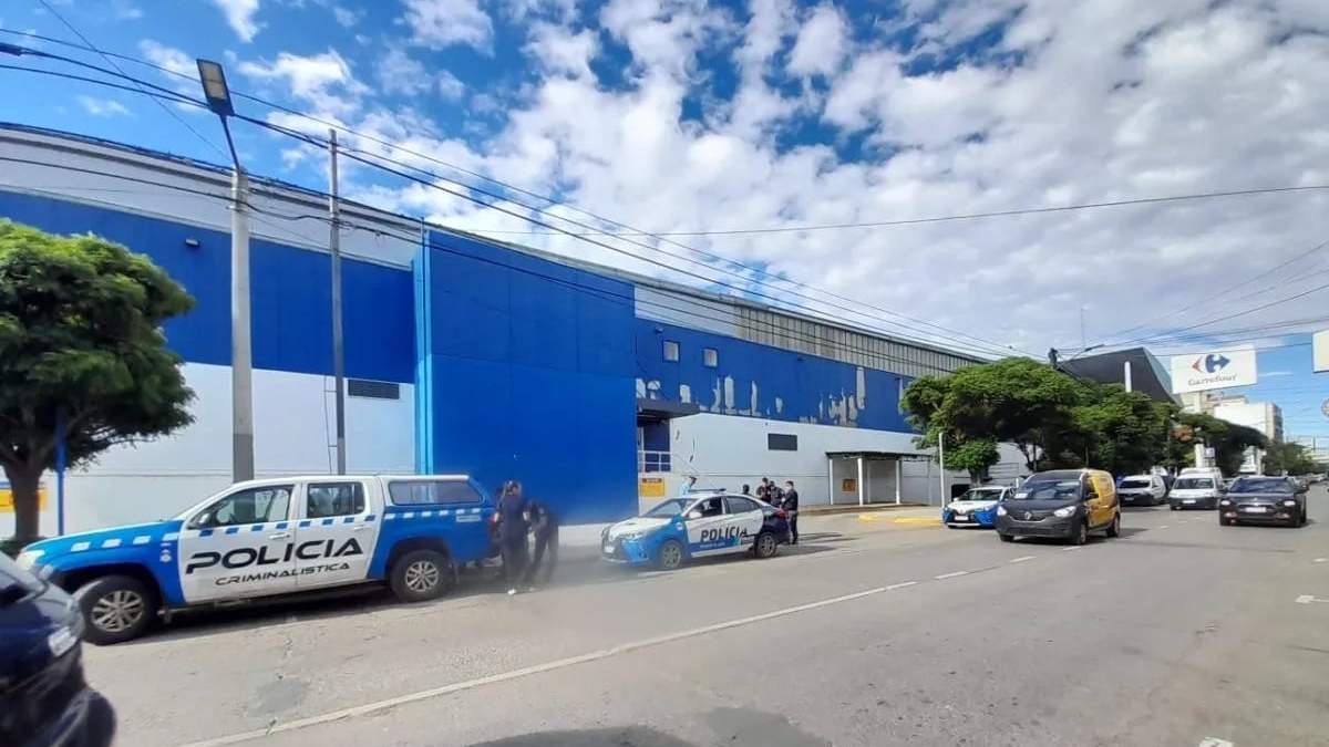 El violento robo ocurrio en el Carrefour de Neuquén en diciembre pasado. Fuente: (7 en punto)