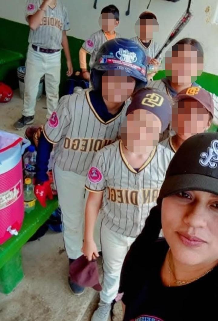 Foto 3. Pie Orozco con algunos de los niños peloteros. Cortesía de Miryana Orozco