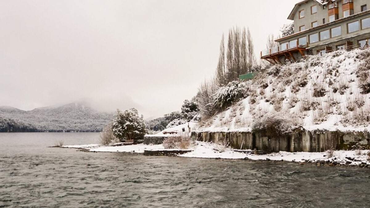 Villa La Angostura bajo nieve. Fuente (Twitter).