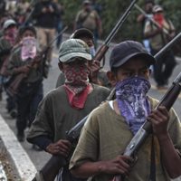 López Obrador envía mensaje a niños armados de Guerrero