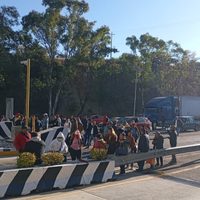 Trabajadores de Salud de Oaxaca bloquean carreteras por falta de pago del IMSS Bienestar