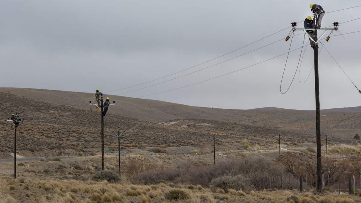 Los trabajos de electrificación rural del EPEN. Fuente: (Twitter)