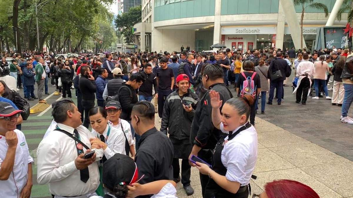Afuera de Reforma 222