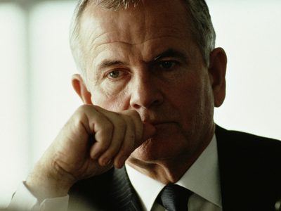 Falleció Ian Holm, el actor que interpretó a Bilbo Bolsón en "El señor de los anillos"