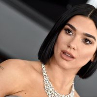 Dua Lipa en el baño abrió de más y la falda asomó el secreto... ¡Hasta el fondo!