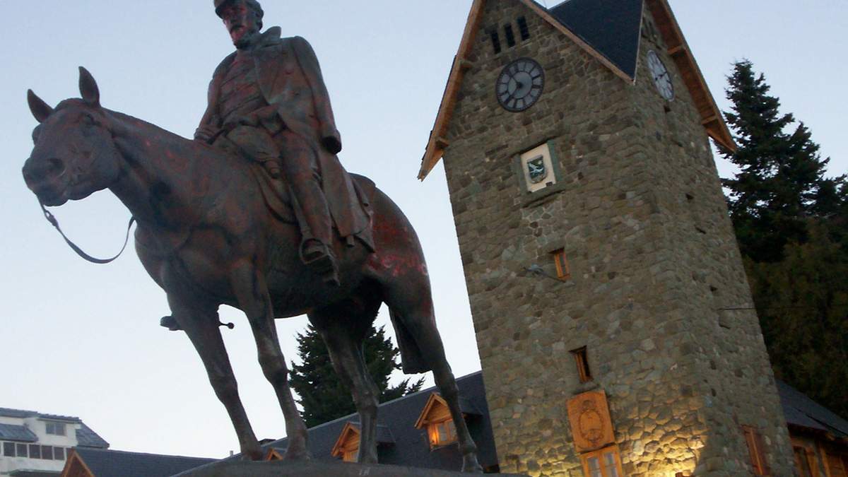Continúa la polémica por la estatua de Roca en Bariloche. Fuente: (Twitter)