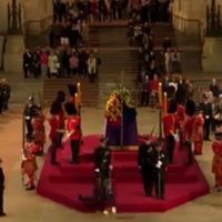 Así fue el momento en que un guardia real se desmayó frente al féretro de la reina Isabel II