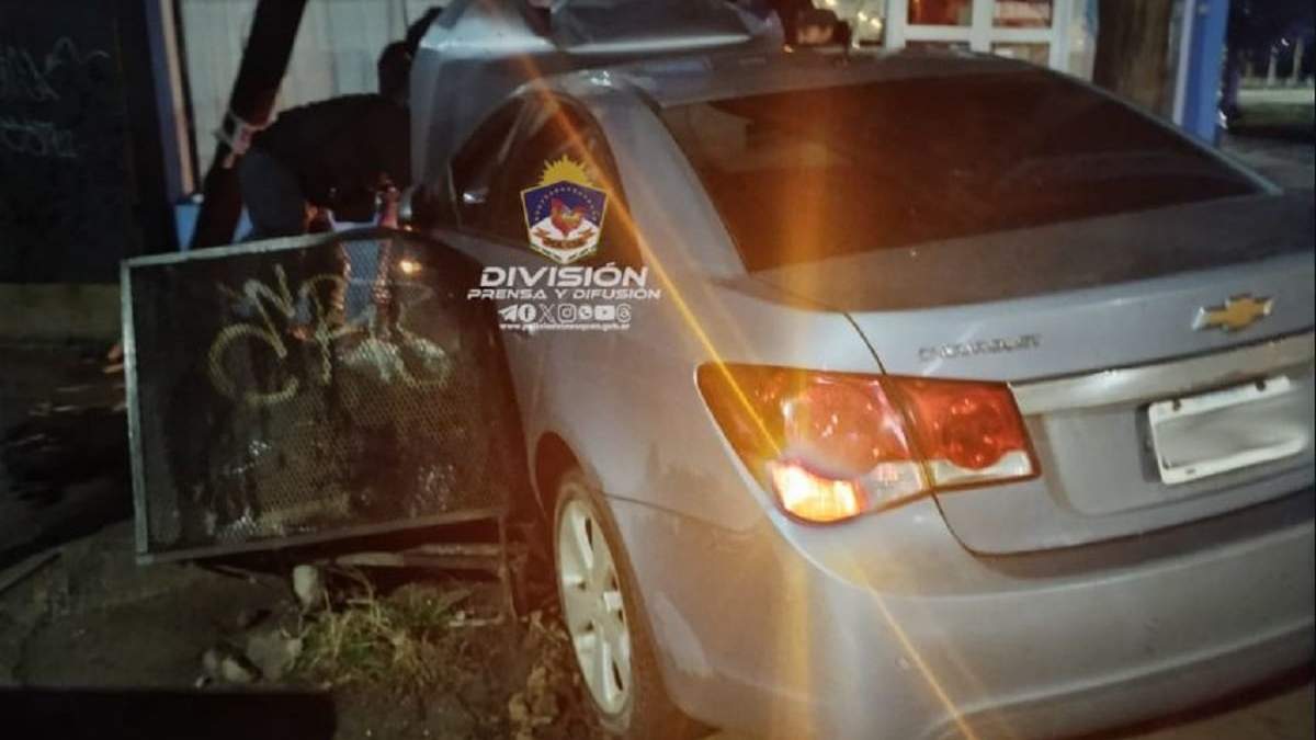 El automóvil Chevrolet Cruze terminó contra un poste de teléfono, luego de impactar de atrás a la camioneta. Fuente: (Policía de Neuquén)