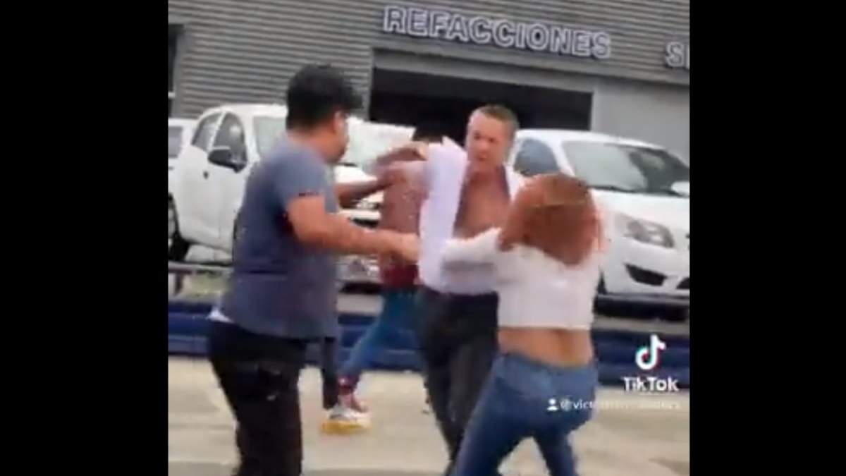 Alfredo Adame en plena pelea con la pareja