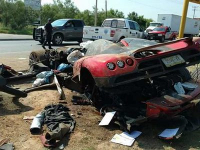 Presuntos empleados de la Presidencia de la República destrozan auto de lujo en Nuevo Laredo
