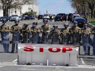 Cierran el Capitolio tras ataque con un vehículo a dos policías legislativos