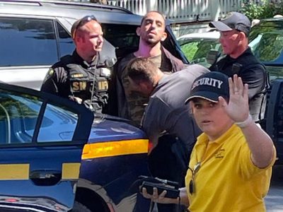 Acusado de agredir a Salman Rushdie se declara inocente