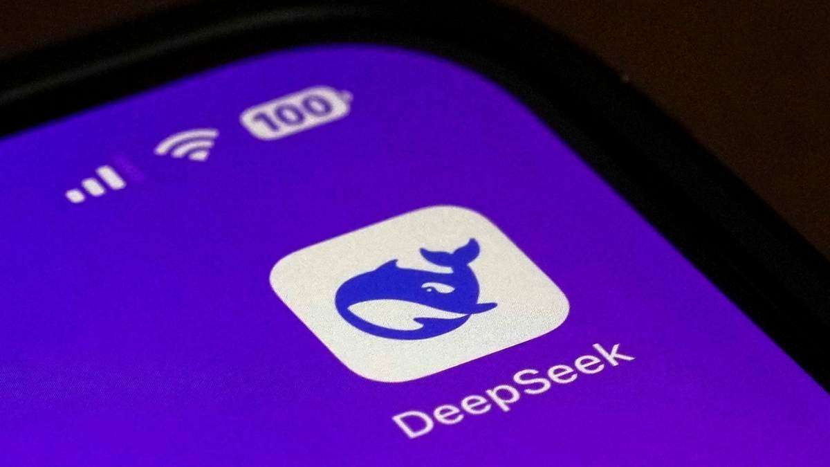 El icono de la aplicación móvil DeepSeek en la pantalla de un teléfono inteligente en Beijing
