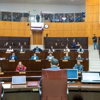 Entre gallos y medianoche: la Legislatura autorizó un nuevo crédito de hasta US$ 150 millones