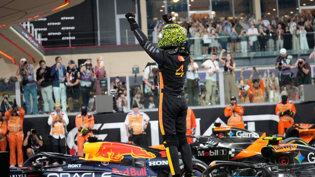 El británico Lando Norris de McLaren celebra tras convertirse en campeón de la Fórmula Uno al terminar tercero en el Gran Premio de Abu Dabi el domingo 7 de diciembre del 2025