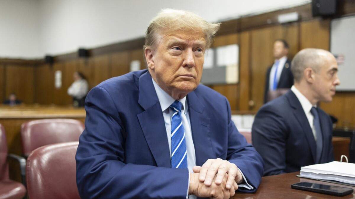 El expresidente Donald Trump espera el inicio del proceso en el segundo día de la selección del jurado en el tribunal penal de Manhattan, en Nueva York