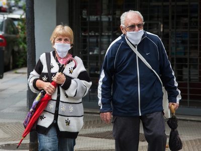 "¡No son débiles mentales!": Polémica por el permiso de circulación para mayores