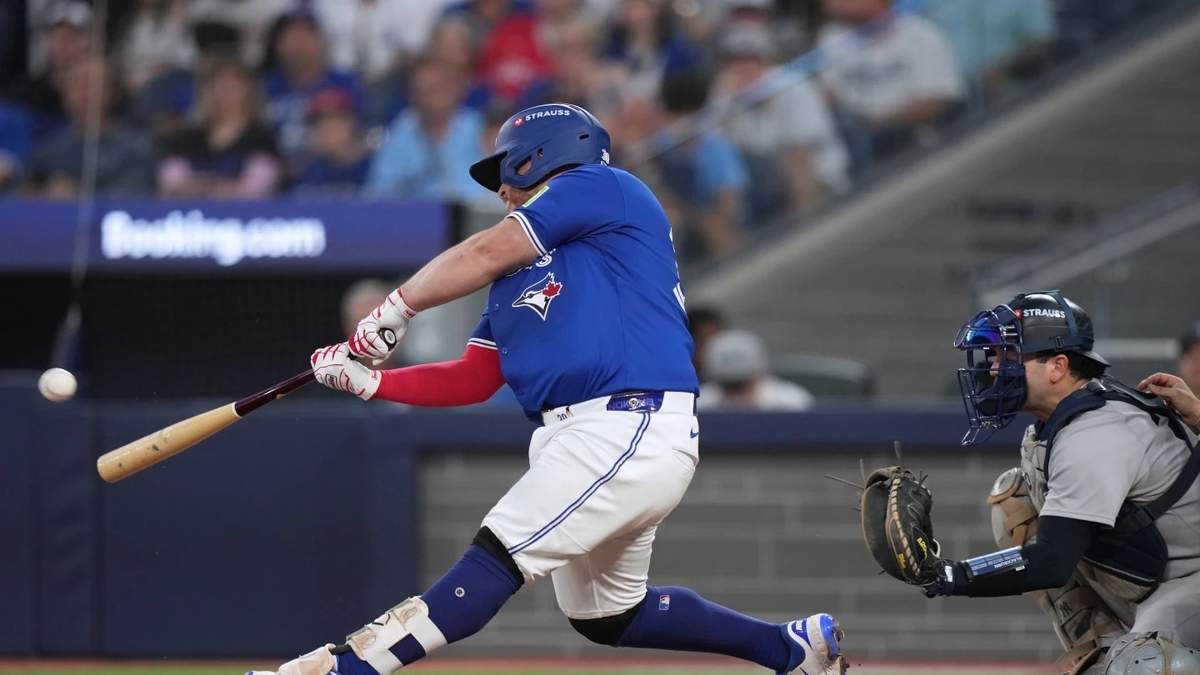 Kirk conecta dos jonrones y los Blue Jays aplastan a los Yankees 10-1