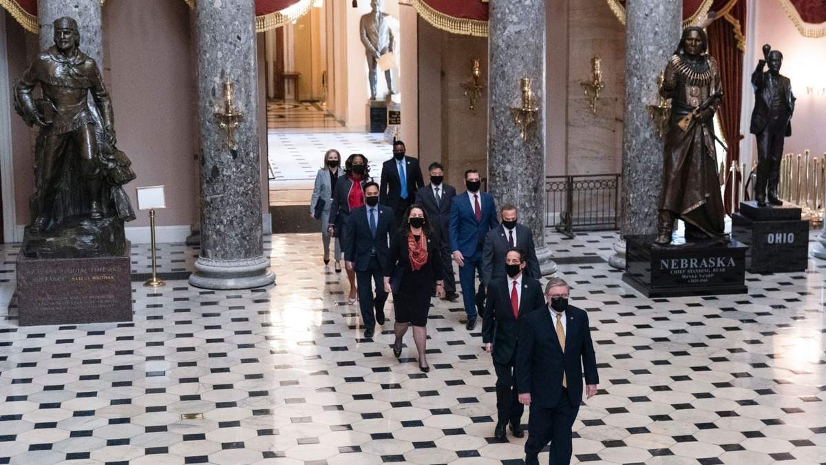 Senadores arriban al pleno para el juicio político contra Donald Trump