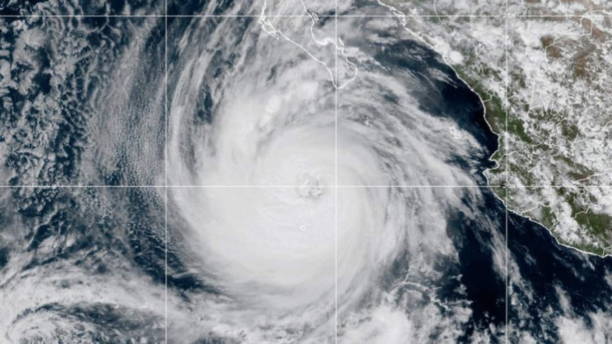 Esta imagen satelital de la NOAA tomada a la 1:00 p. m. EST del martes 7 de octubre de 2025 muestra al huracán Priscilla en el océano Pacífico oriental, frente a la costa de México