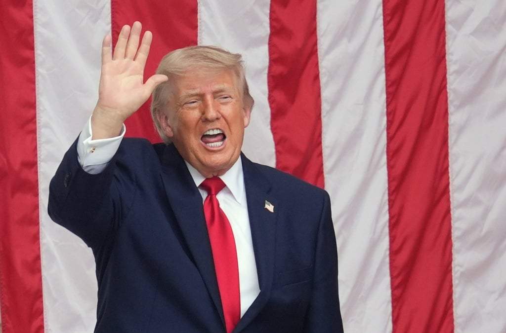El presidente Donald Trump habla durante la 158.ª conmemoración del Día Nacional de los Caídos, que coincide con el 250 aniversario de la nación, en el Anfiteatro Memorial del Cementerio Nacional de Arlington, el lunes 25 de mayo de 2026, en Arlington, Virginia