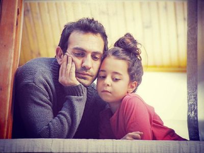 La verdadera relación de Bugra Gülsoy y Beren Gökyıldız de "¿Y tú quién eres?", la novela de Telefe