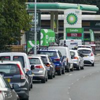 Largas colas para conseguir combustible en el Reino Unido: qué fue lo que desencadenó la crisis