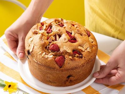 Torta con frutillas: aprovechá que están baratas y prepará esta receta fácil para los mates de la tarde