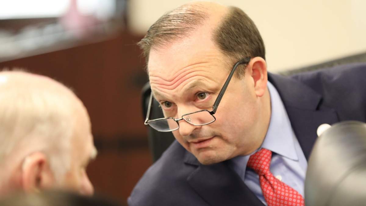 El fiscal general de Carolina del Sur, Alan Wilson, habla con su personal ante un Comité Legislativo de Supervisión del estado que vigila a su oficina, el 5 de noviembre de 2025, en Columbia, Carolina del Sur