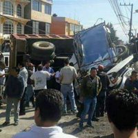 Camión se queda sin frenos y embiste a siete vehículos en Huixquilucan; hay un muerto y cuatro heridos (Video)