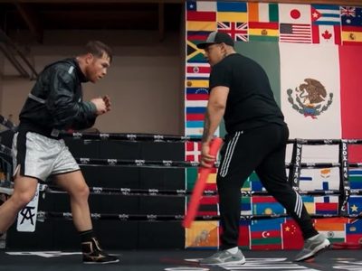 "Canelo" Álvarez entrena en short de cristales Swarovski hecho por Dolce&Gabanna