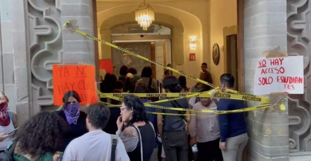 Estudiantes de la Universidad de Guanajuato piden la presencia del rector, Luis Felipe Guerrero, quien dejará el cargo dentro de dos semanas, para entablar un diálogo directo con él, pero no se ha presentado