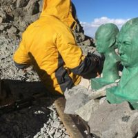 Por falta de papeles, ordenan bajar los bustos de Perón y Evita del Aconcagua