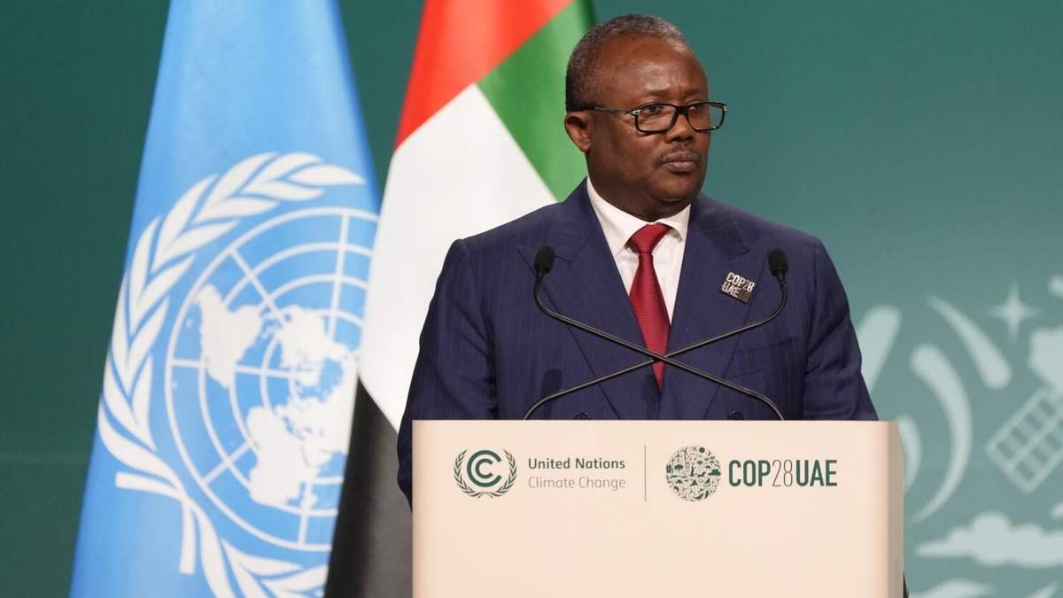 El presidente de Guinea-Bisáu, Umaro Sissoco Embalo, habla durante una sesión plenaria de la COP28, el viernes 1 de diciembre de 2023, en Dubái, Emiratos Árabes Unidos