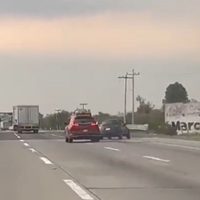 Captan cómo una camioneta descarrila a auto y lo hace chocar contra muro en la México-Querétaro