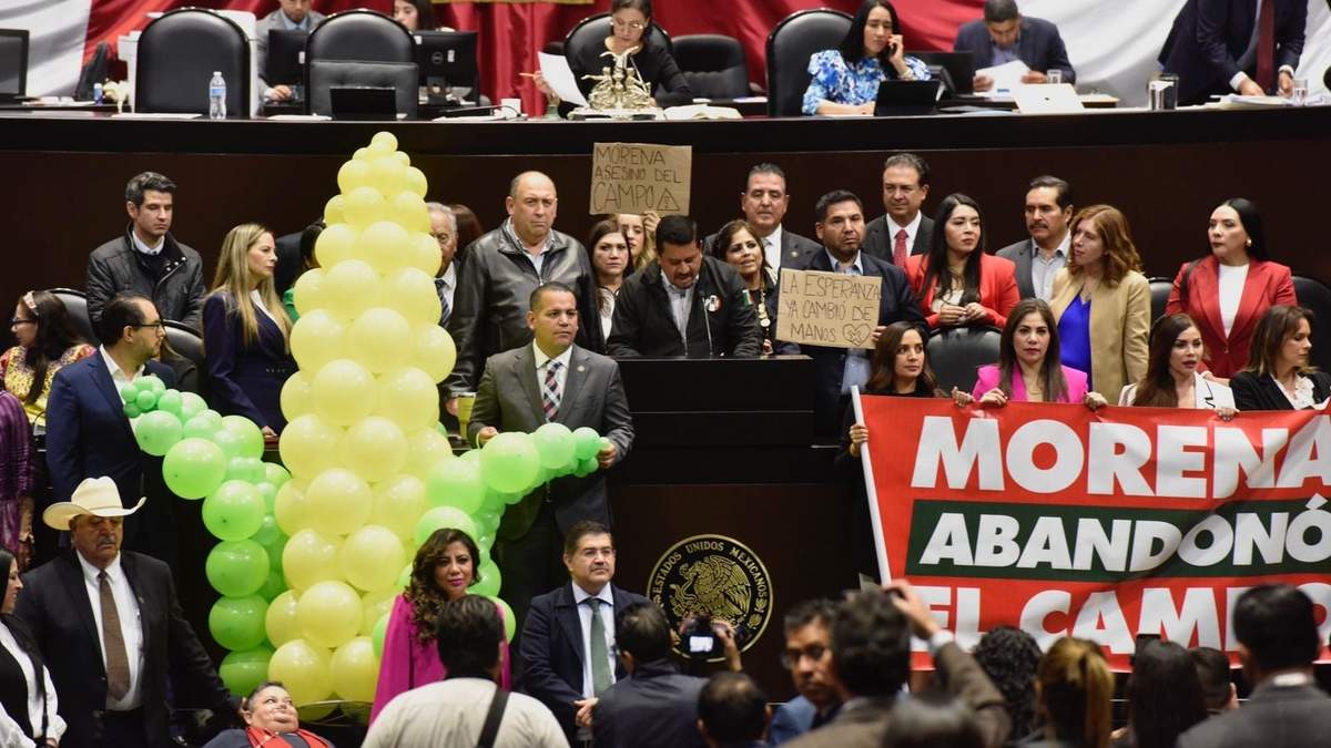 Una mazorca gigante hecha de globos para denunciar el abandono por el campo