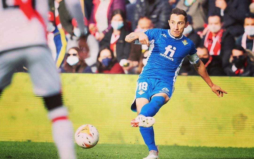 El mexicano estará una temporada más