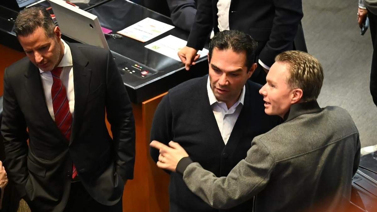 Los senadores Alejandro Murat (Morena), Enrique Vargas (PAN) y Manuel Velasco (Partido Verde)