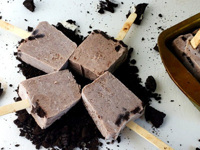 No gastes fortuna en la heladería, preparate estas deliciosas paletas con galletas Oreo para los días de calor