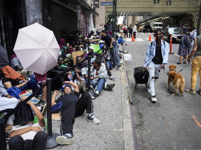 Alcalde de NY limita permanencia de inmigrantes en refugios a 30 días