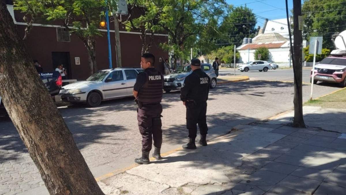 Padres de familia acudieron a la comisaría 2ª de Escobar tras detectar los mensajes en los teléfonos de sus hijos.