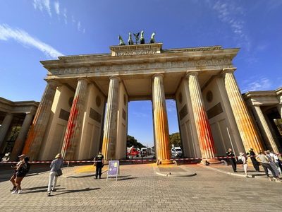Activistas climáticos vandalizan Puerta de Brandeburgo en Berlín
