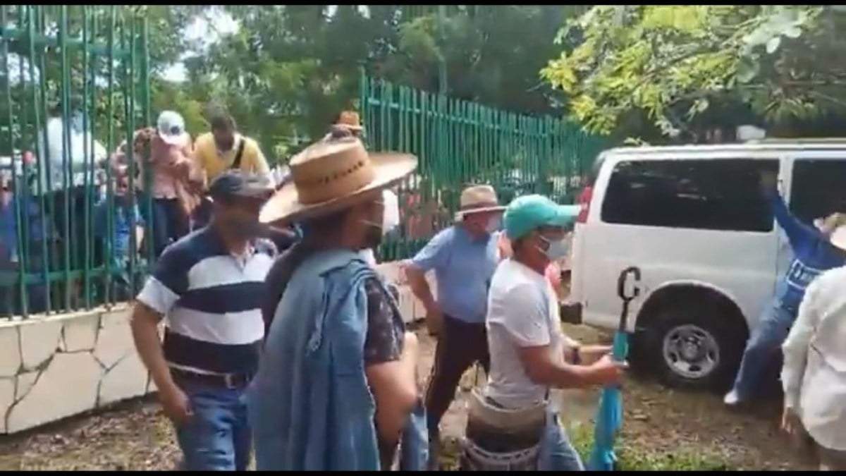 Maestros irrumpen acto oficial del gobernador