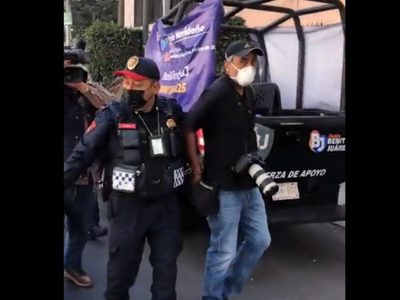 Policías de la CDMX detienen a fotógrafo de la agencia Reuters