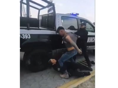 Sujeto ebrio da puñetazos en el rostro a mujer policía para evitar arresto en Cholula (Video)